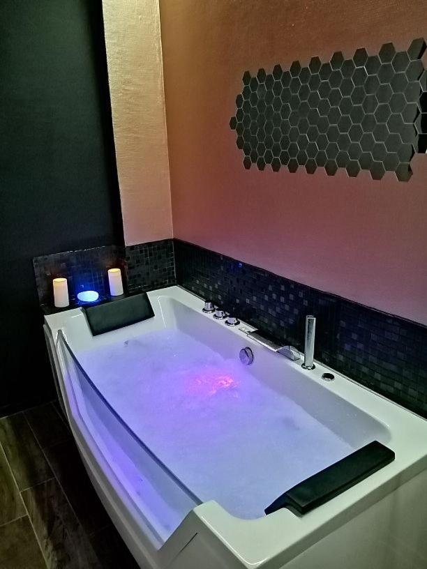 Appartement Avec Balneo Et Sauna Privatif - Le Rose Cuivre Troyes Esterno foto